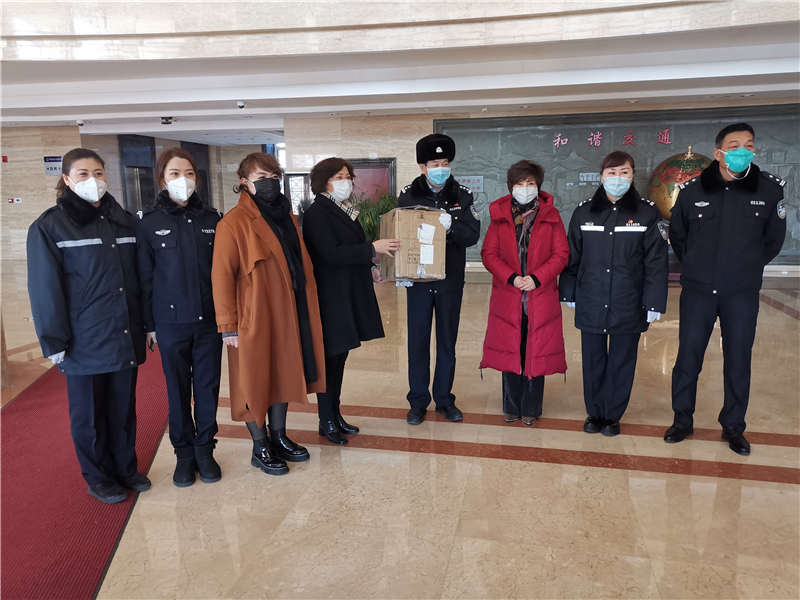 呼市女企業家商會慰問首府地區疫情查控一線的交警輔警同志
